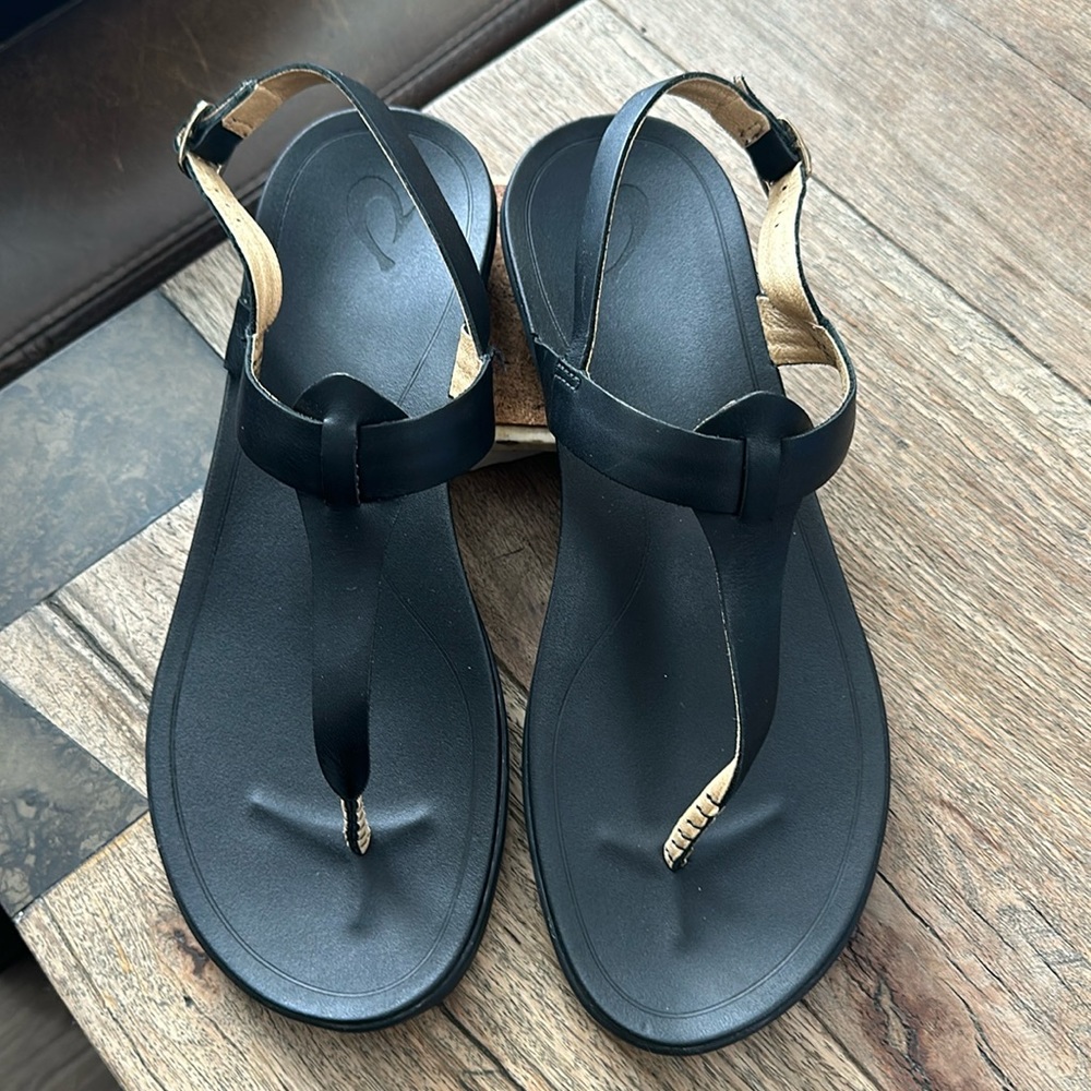 Olukai. Black size 10. Perfect condition